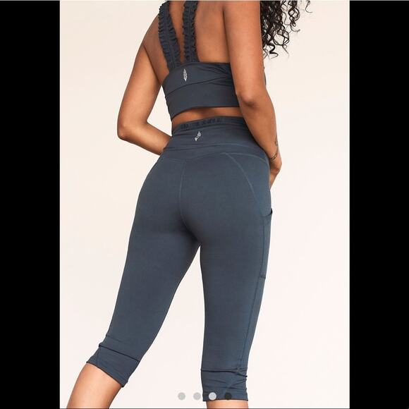 FREE PEOPLE MOVEMENT Blue Capri Crop Athletic Workout Yoga Leggings Size Small - Picture 4 of 12
